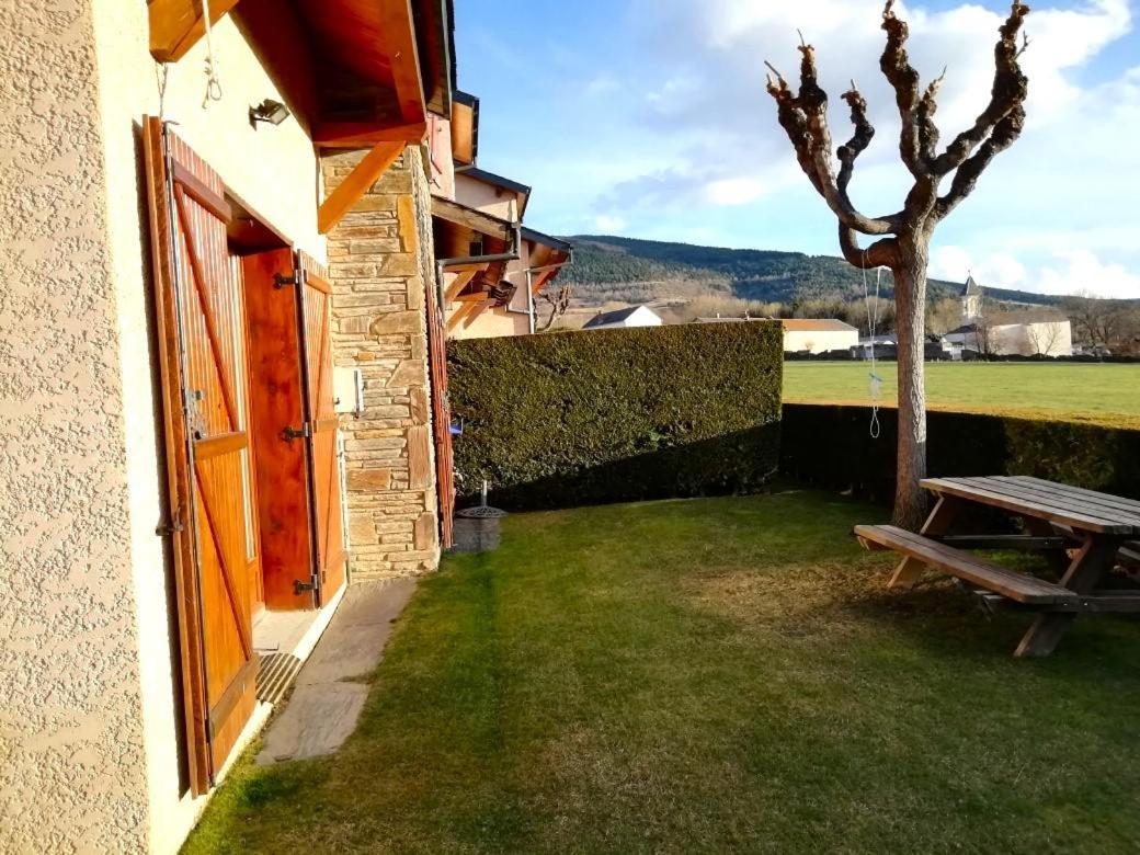Casa Adosada Para Familias En Santa Leocadia Sainte-Léocadie المظهر الخارجي الصورة
